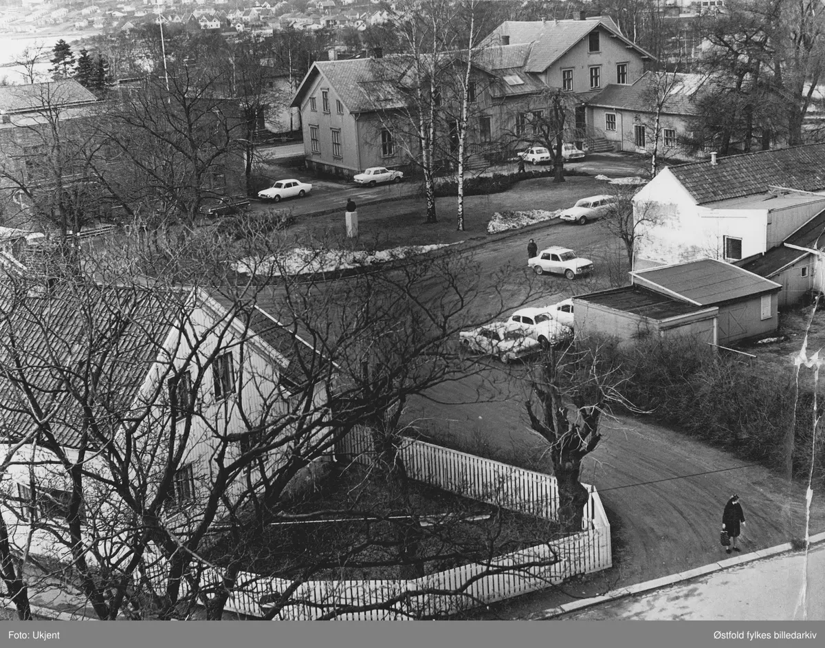 Kanalen i Moss. Breidablikk - det gamle rådhuset i Moss, seinrer revet. Midt i bildet bysten av tidligere rådmann Arne Magnussen.