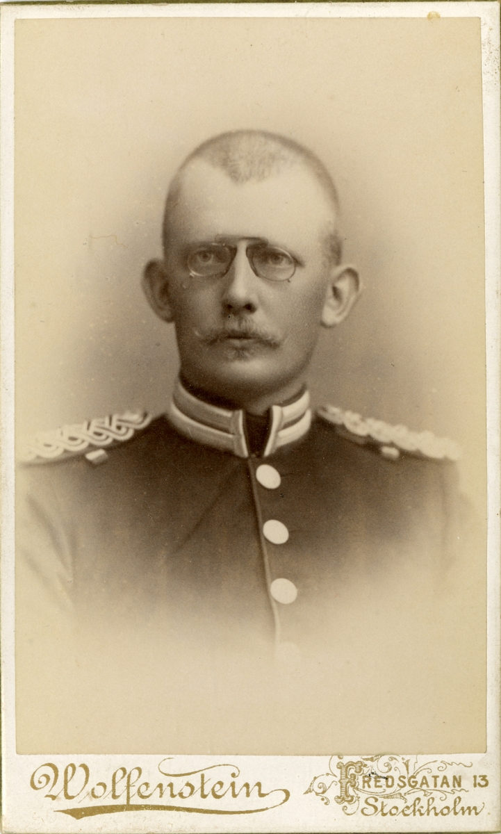 Porträtt av Gerhard Fredrik Löwenhielm, löjtnant vid Göta livgarde I 2.
Se även bild AMA.0007840 och AMA.0007879.
