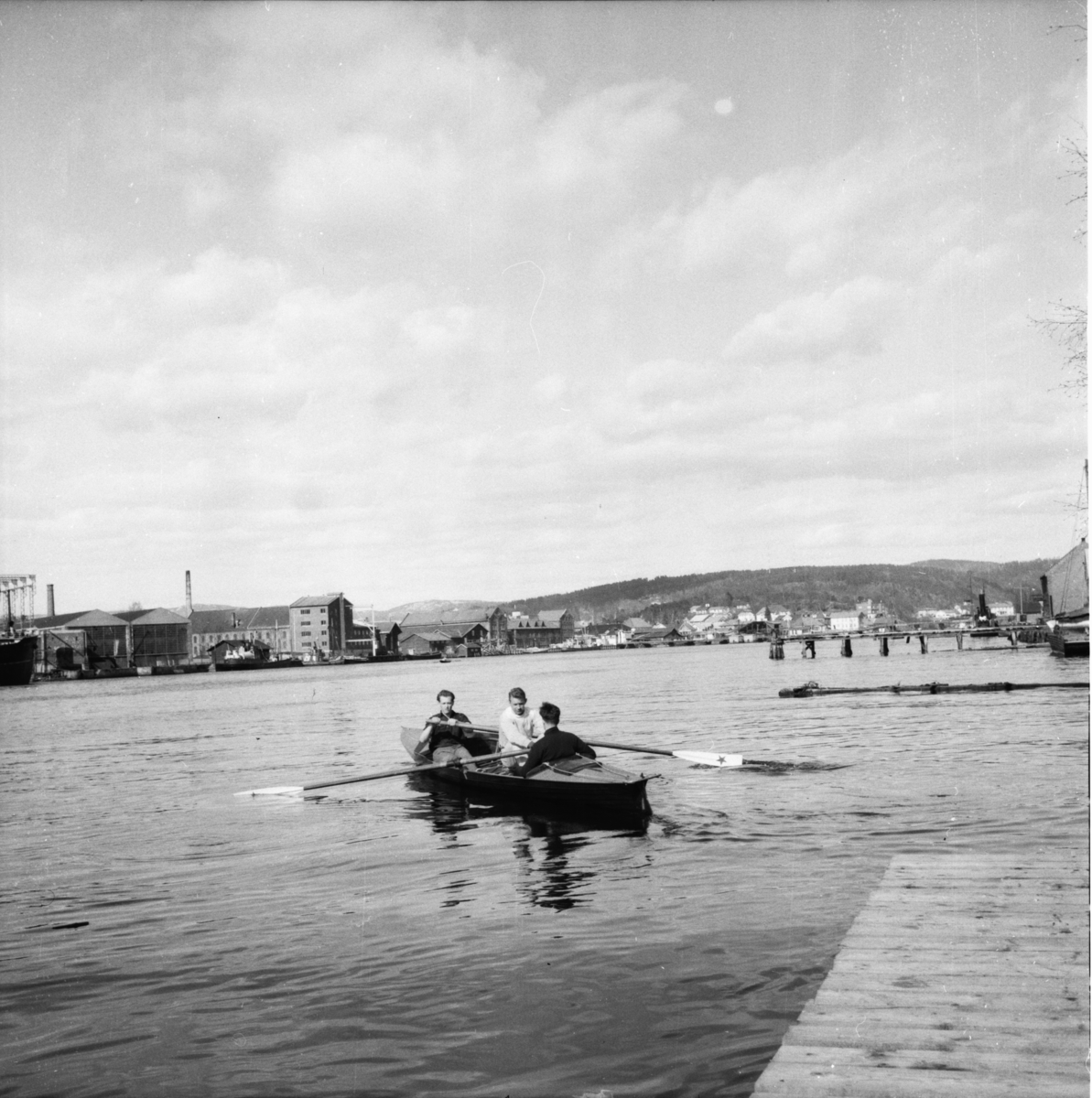 Vardens arkiv. "Roklubben i Porsgrunn" 24.04.1954