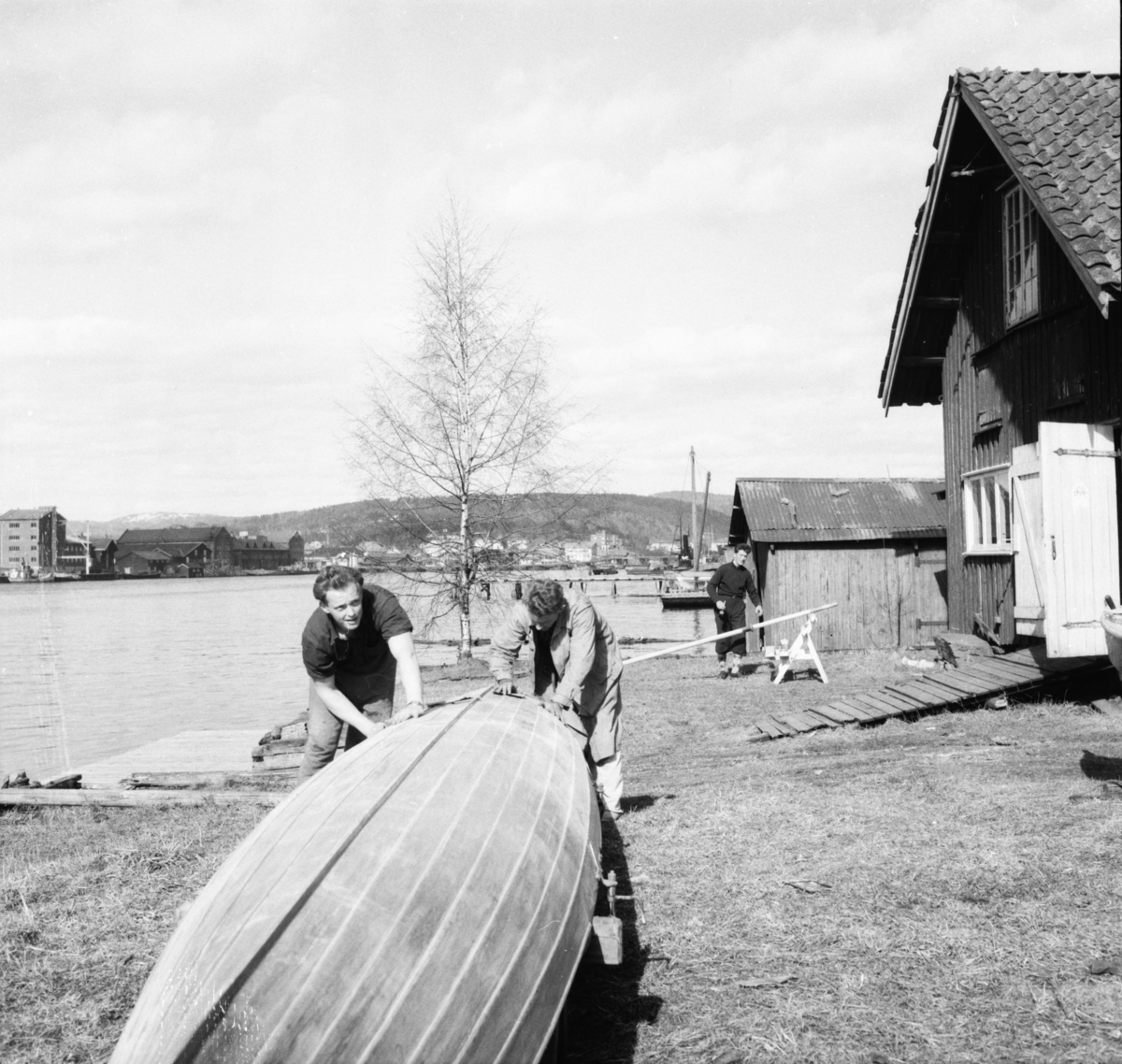Vardens arkiv. "Roklubben i Porsgrunn" 24.04.1954