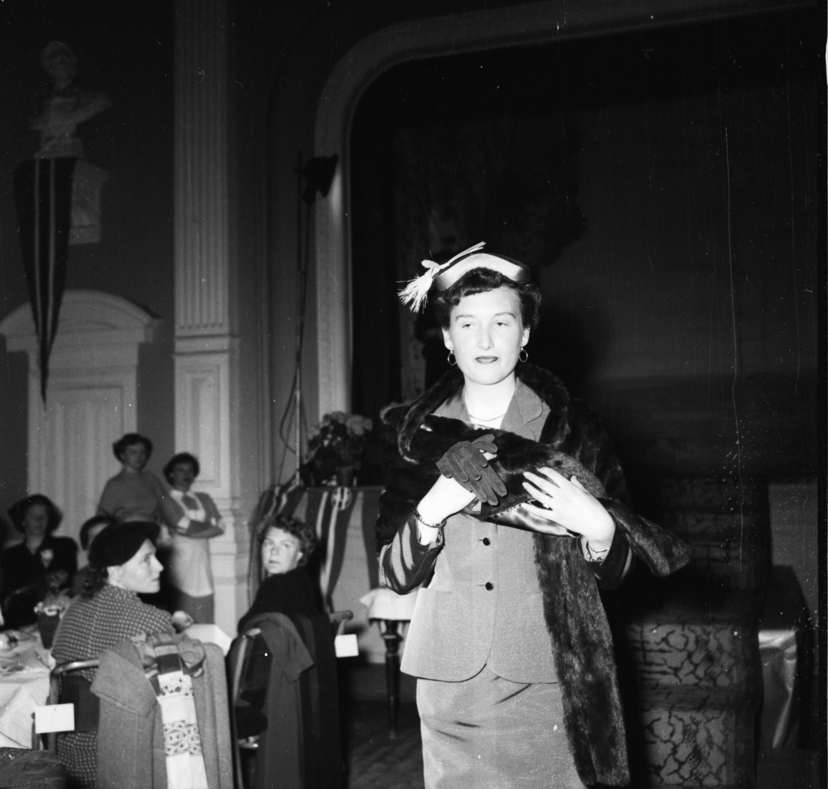 Vardens arkiv. "Mannequin-oppvisning i Festiviteten" 23.04.1954