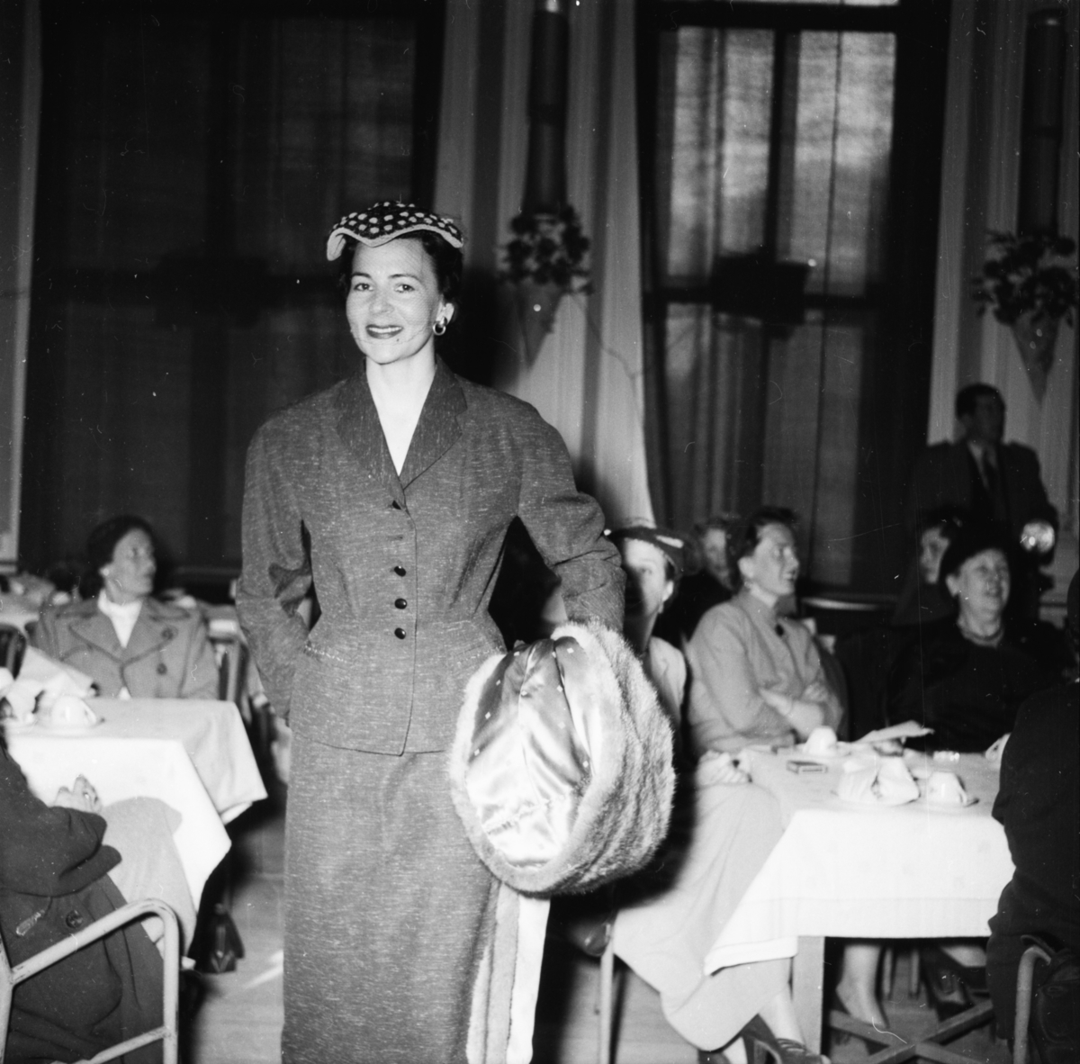 Vardens arkiv. "Mannequin-oppvisning i Festiviteten" 23.04.1954