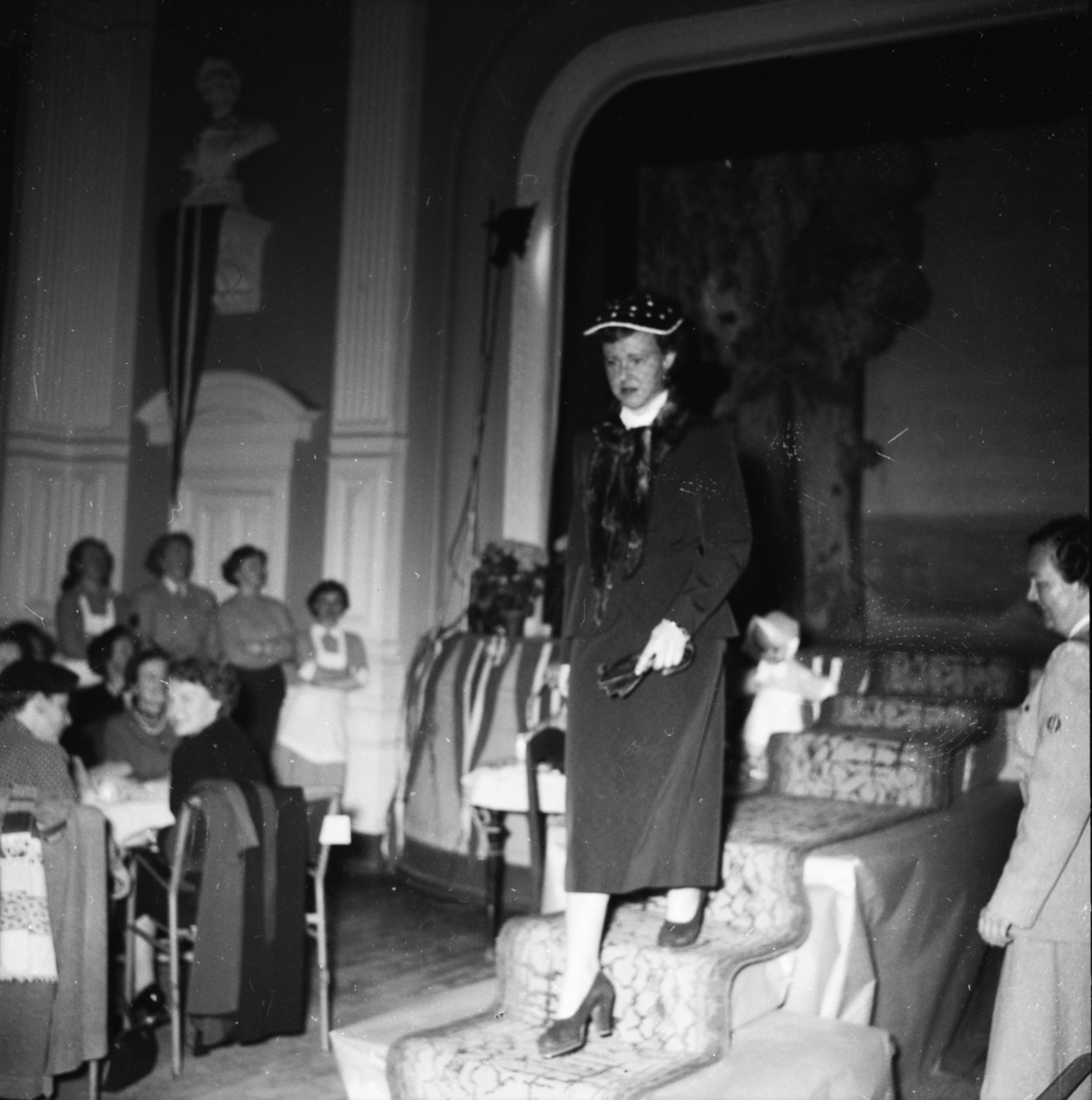 Vardens arkiv. "Mannequin-oppvisning i Festiviteten" 23.04.1954