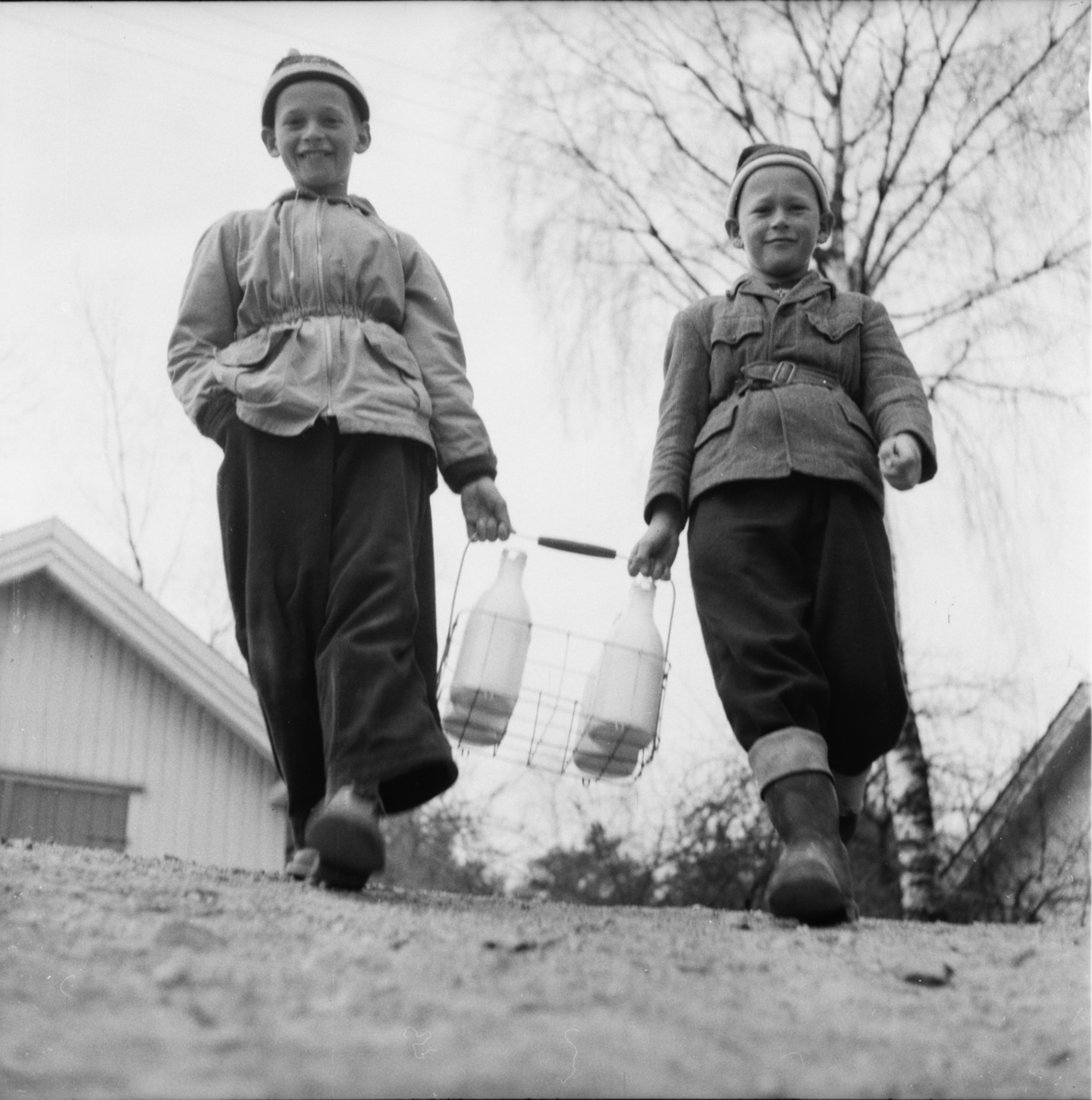 Vardens arkiv. "To gutter henter melk. Stathelle" 22.04.1954