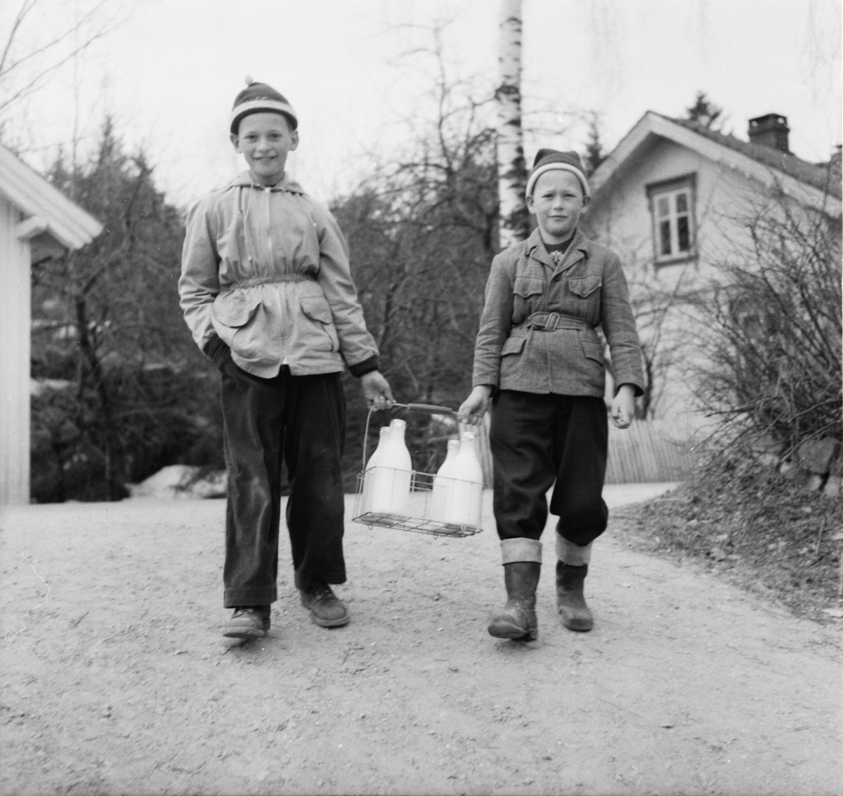 Vardens arkiv. "To gutter henter melk. Stathelle" 22.04.1954