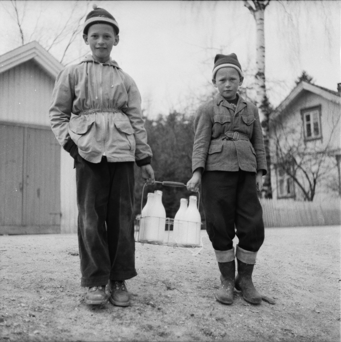 Vardens arkiv. "To gutter henter melk. Stathelle" 22.04.1954