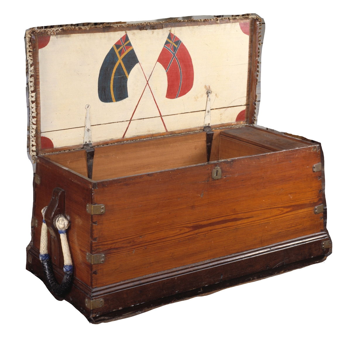 Försedd med ledika. Insidan av locket korslagda unionsflaggor påvit botten. Lockets utsida kläddmed svartmålad segelduk. Kantad med vitmålade garnbård. Handtagen sjömansarbete.Föremålets form: Rektangulär