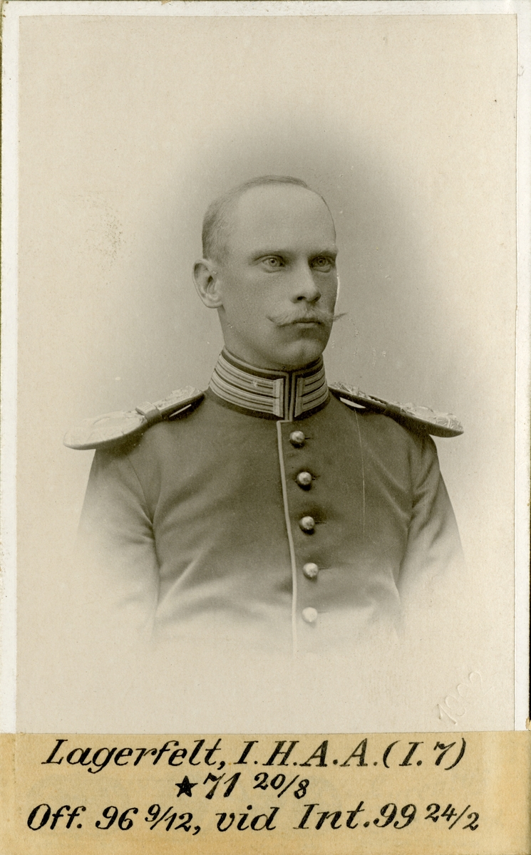 Porträtt av Israel Henrik Adolf Alexander Lagerfelt, officer vid Intendenturkåren.
Se även AMA.0009826.