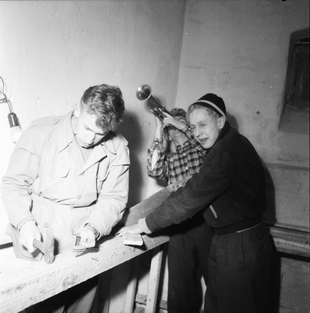 Vardens arkiv. "Tre gutter arbeider på kameraklubbens mørkerom i den gamle posthusgården" 09.04.1954