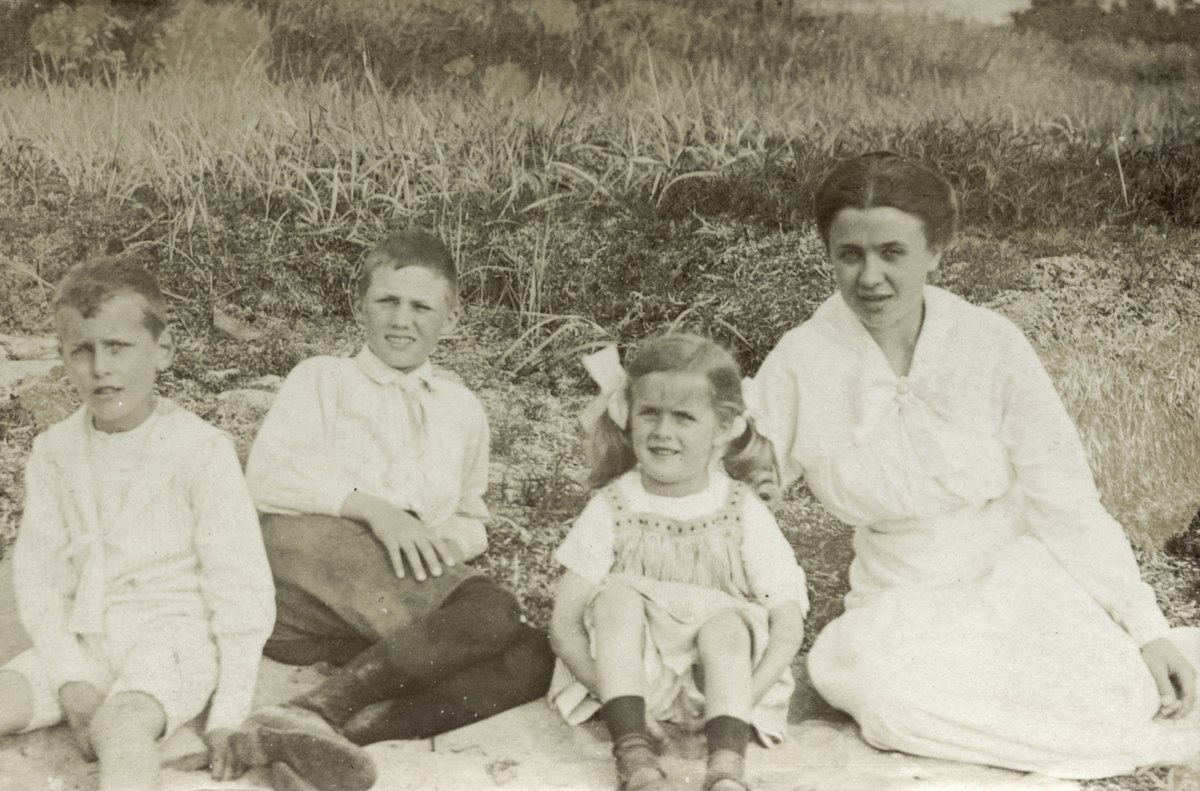 Klaus og Ingrid Petersson saman med Elise Bergwall og ein gut. 