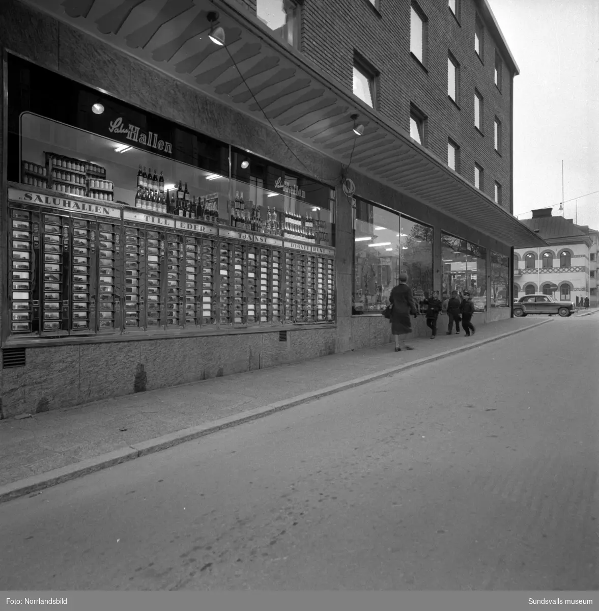 Nya Saluhallen med den stora varuautomaten mot Thulegatan och moderna kyldiskar i butiken.