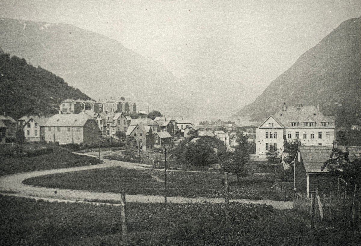 Eidesdalen med det gamle sjukehuset og Krenkesflot