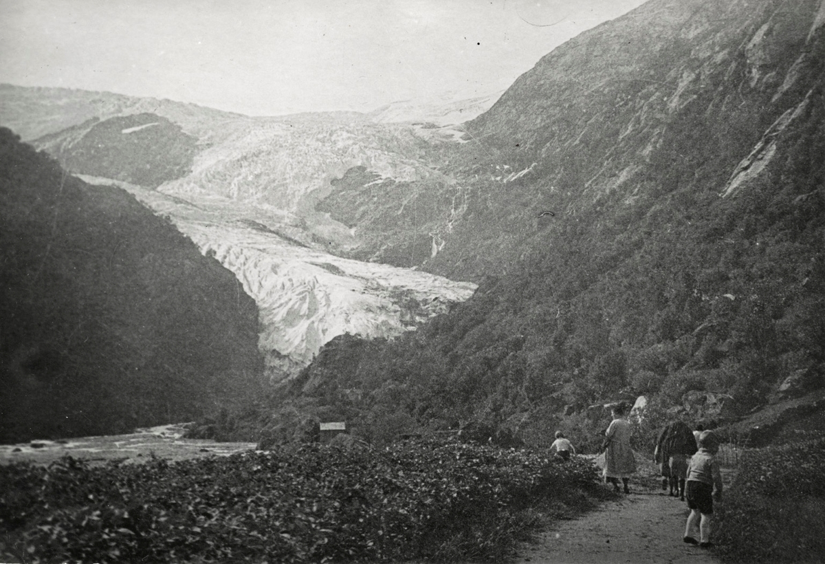 Barn og vaksne på tur langs elva inn mot Buerbreen