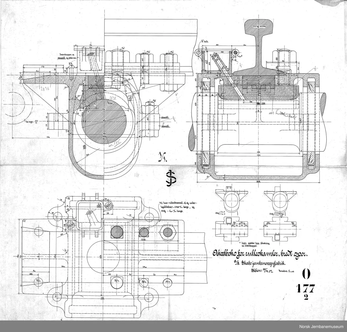 Rulleskammel for transport av smalsporete vogner på bredt spor (tegn. forandret 02.11.1909)

O177-1 Hovedtegning
O177-2 Akselboks
O177-3 Kobling med lås
O177-4 Hjulklemmneskrue
O177-5 Stoppesko og svingcenter
O177-6 Hjulsats