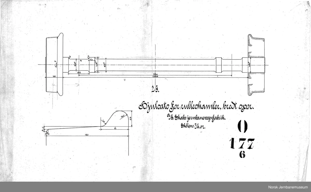 Rulleskammel for transport av smalsporete vogner på bredt spor (tegn. forandret 02.11.1909)

O177-1 Hovedtegning
O177-2 Akselboks
O177-3 Kobling med lås
O177-4 Hjulklemmneskrue
O177-5 Stoppesko og svingcenter
O177-6 Hjulsats