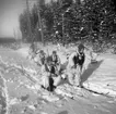 Värnpliktiga klädda i snödräkter under vinterövning. Norrlands dragonregemente K4, Umeå, 1955-1956.