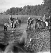 Kavallerister vid en sjö. Norrlands dragonregemente K4, Umeå, 1955-1956.