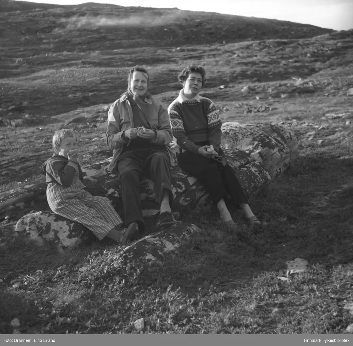 Tre personer på tur, muligens i fjellet ovenfor Hammerfest. De er, fra venstre: Grete Sørensen, Reidun Sørensen og Jenny Drannem.