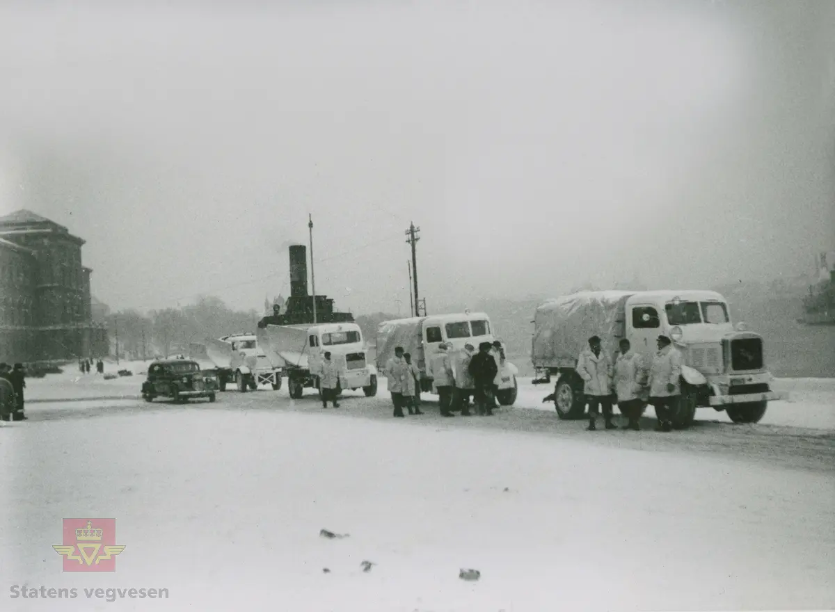 "Det ble av Statens vegvesen utlånt fire eller fem stk. FWD lastebiler modell SU til Finland i 1939. Bilene skulle brøyte vegene til fronten mot Russland. Frivillige sjåfører fra vegvesenet, to til hver vogn ble utrustet med fullt krigsutstyr. Det var offisielt Finlandshjelpen og Colbjørnsen & Co A/S som stod for utlånet av såvel biler, ploger og øvrig utstyr. Bilene ble utstyrt hos Automobilfabrikken." Uttalelse fra sjåfør etterpå: "Russerne var ikke noget problem, men finnen var ikke gode å komme innpå når det led utpå kvelden." I følge merking i album. 
Klikk på pilen til høyre og bla i bildene på veg til Finland. 

Bilde 1) Fra opplastingen i Oslo. 
Bilde 2) Ski og spader var også med.
Bilde 3) Fra opplastingen i Oslo. 
Bilde 4) Disponent Johnny Colbjørnsen står til høyre. 
Bilde 5) Klar til start på veg østover. 
Bilde 6) Det ser ut til ti mann deltok på Findlandsturen. Bildet er tatt i Stockholm. 
Bilde 7 og bilde 8) Bilene og mannskap på kai i Stockholm. 

Sitat fra Automobilfabriken Aamodt & Fiske A/S | Industrimuseum-Norsk industrimuseum.no/bedrifter/automobilfabriken:  "Grunnlagt 1923-avviklet 1972. Ingeniør Ivar Fiske var direktør på den første store norske bilfabrikksatsingen, Norsk Automobilfabrik A/S, på Kambo i Moss i 1916. Denne norske lisensprodusenten av Scania Vabis gikk inn i 1922. Fiske fortsatte i lokalene på Kambo til han i 1928 flyttet til Oslo, og overtok Brød. Christensen Motorindustri ved Myren sammen med kompanjongen Aamodt. Sammen bygde de en ny karroserifabrikk på Sandaker som bygde og tilpasset lastebiler, tankbiler og busser. Virksomheten omfattet produksjon av hydrauliske tipper, hydrauliske anordninger, montasje av lastebiler og tankvogner, samt bygging av karroserier. Fiske hadde selv utviklet en spesiell hydraulisk anordning for lastebiler, "Fiske-tippen," som ble en stor suksess og som ga stor etterspørsel i lastebilbransjen. Fabrikken fikk også store ordrer fra bl.a. BP om leveranser av tankbiler."