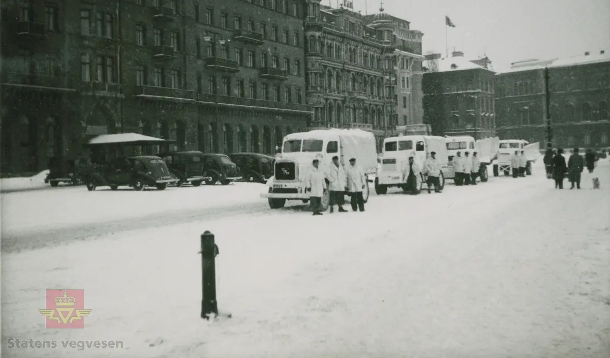 "Det ble av Statens vegvesen utlånt fire eller fem stk. FWD lastebiler modell SU til Finland i 1939. Bilene skulle brøyte vegene til fronten mot Russland. Frivillige sjåfører fra vegvesenet, to til hver vogn ble utrustet med fullt krigsutstyr. Det var offisielt Finlandshjelpen og Colbjørnsen & Co A/S som stod for utlånet av såvel biler, ploger og øvrig utstyr. Bilene ble utstyrt hos Automobilfabrikken." Uttalelse fra sjåfør etterpå: "Russerne var ikke noget problem, men finnen var ikke gode å komme innpå når det led utpå kvelden." I følge merking i album. 
Klikk på pilen til høyre og bla i bildene på veg til Finland. 

Bilde 1) Fra opplastingen i Oslo. 
Bilde 2) Ski og spader var også med.
Bilde 3) Fra opplastingen i Oslo. 
Bilde 4) Disponent Johnny Colbjørnsen står til høyre. 
Bilde 5) Klar til start på veg østover. 
Bilde 6) Det ser ut til ti mann deltok på Findlandsturen. Bildet er tatt i Stockholm. 
Bilde 7 og bilde 8) Bilene og mannskap på kai i Stockholm. 

Sitat fra Automobilfabriken Aamodt & Fiske A/S | Industrimuseum-Norsk industrimuseum.no/bedrifter/automobilfabriken:  "Grunnlagt 1923-avviklet 1972. Ingeniør Ivar Fiske var direktør på den første store norske bilfabrikksatsingen, Norsk Automobilfabrik A/S, på Kambo i Moss i 1916. Denne norske lisensprodusenten av Scania Vabis gikk inn i 1922. Fiske fortsatte i lokalene på Kambo til han i 1928 flyttet til Oslo, og overtok Brød. Christensen Motorindustri ved Myren sammen med kompanjongen Aamodt. Sammen bygde de en ny karroserifabrikk på Sandaker som bygde og tilpasset lastebiler, tankbiler og busser. Virksomheten omfattet produksjon av hydrauliske tipper, hydrauliske anordninger, montasje av lastebiler og tankvogner, samt bygging av karroserier. Fiske hadde selv utviklet en spesiell hydraulisk anordning for lastebiler, "Fiske-tippen," som ble en stor suksess og som ga stor etterspørsel i lastebilbransjen. Fabrikken fikk også store ordrer fra bl.a. BP om leveranser av tankbiler."