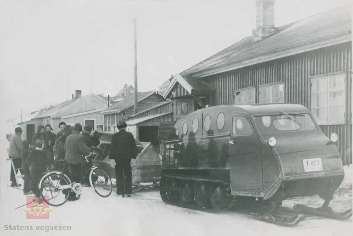 "Bombardier Snowmobil brukt som skolebuss i Trøndelag." I følge merking i album. Her også med tilhenger. Kjennemerke på snowmobilen er Y-803 Rutevogn.  "I de enkle brakke-lokalene på Bjølsen ble snowmobilene satt sammen og klargjort. På det som nå er fotballbaner midt i Oslo, ble de merkelige kjøretøyene prøvkjørt." Samme bilde og tekst fra "Familiefirmaet-utenom allfarvei/2000 årsboken." Colbjørnsen & Co A/S, av Bjørn Ausjen Johannessen. Sannsynligvis er bildet tatt i Trøndelag. 

30.01.2018: "Beltebilen er registrert Y-803 (Finnmark). Finnmark Fylkesrederi og Ruteselskap (FFR) hadde en Bombardier, typer R-28, 1958-modell. Vi ser av skiltet at den er registrert som "Rutevogn". Beltebilen hadde 13 sitteplasser. Det spørs om beltebilen hadde blitt utlånt til Trøndelag. FFR brukte tidligere beltebiler på enkelte strekninger vinterstid". 
Opplysninger fra Sveinung Berild.

Norsk vegmuseum har også en beltebil produsert i 1951 av firmaet Bombardier Ltd i Canada. Forhandler i Norge var Colbjørnsen & Co. Snowmobilen er omtalt i Anleggsmaskinen "Maskinelt tilbakeblikk" Nr. 12 -2011: side 72-73, "Snøbilen -beltegående 60-åring." Se gjenstandsnummer NVM 00-G-02172.