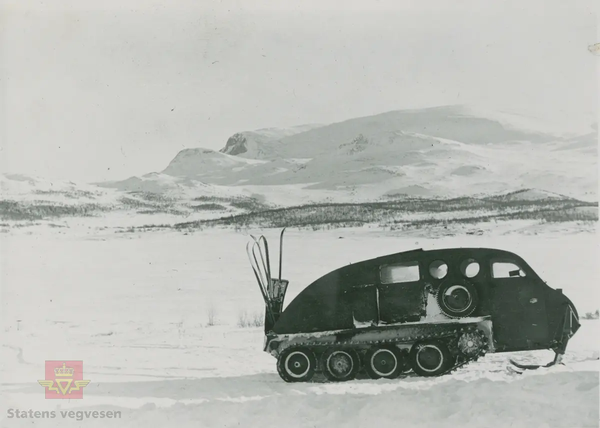 Bombardier Snowmobil. Usikkert hvor bildet er tatt.

Norsk vegmuseum har en beltebil produsert i 1951 av firmaet Bombardier Ltd i Canada. Forhandler i Norge var Colbjørnsen & Co. Snowmobilen er omtalt i Anleggsmaskinen "Maskinelt tilbakeblikk" Nr. 12 -2011: side 72-73, "Snøbilen -beltegående 60-åring." 
Se gjenstandsnummer NVM 00-G-02172.
