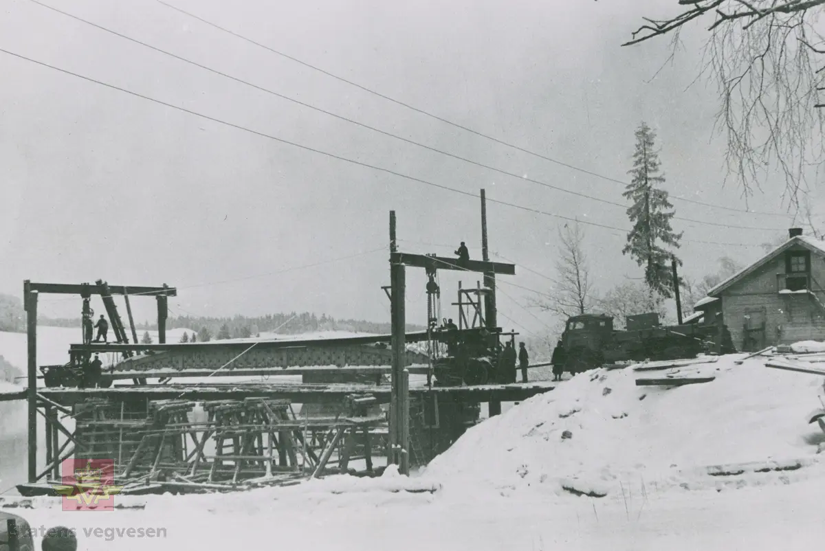 "Akershus Fylkes FWD type  SU-COE. Dette er "surplus"-biler fra krigen som Statens vegvesen hadde mange av. Her under transport av 40 tonn sement bjelker for forarbeidelse av ny bro ved Kjellerholen. Ca. 1948."  I følge merking i album.