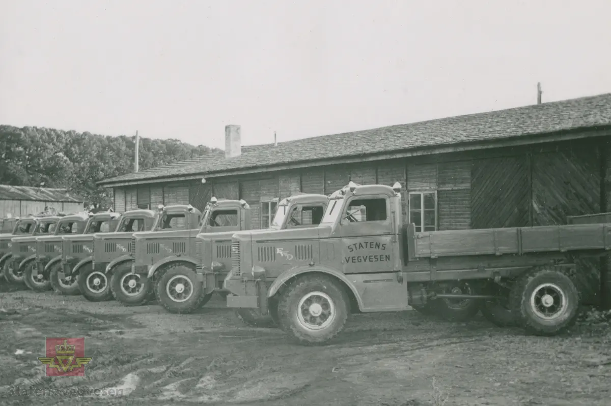 "Høsten 1946 mottok Colbjørnsen & Co A/S 24 stk. FWD modell SU og HR. På grunn av vanskelig skipsplass fra USA, var alle delt opp i rammer, aksler, hytter og tippanordning. Dette var noen av de få biler som ble importert til Norge det året. Planene ble bygget hos Automobilfabrikken." I følge merking i album. 

 "Et parti FWD modell SU ferdig for levering utenfor vårt meget kummerlige verksted  på Vollsløkka i Oslo 1946. Statens vegvesen var og ble den store kunden også etter annen verdenskrig. SU-modellen fra FWD var en glimrende brøytebil. I 1948 ble det for eksempel levert ni vogner til Statens vegvesen i Finnmark." 
Bildet viser "Biler klare for den lange veien mot Finnmark. Sjåførene fra Statens vegvesen i vårt nordligste fylke, møtte opp med skaller på føttene i Bjølsen-brakka. Slikt fottøy hadde man tidligere aldri sett på lastebilsjåfører. Ikke riktig kjøreutstyr, mente gutta på verkstedet." Sitat fra boka "Familiefirmaet-utenom allfarvei/2000 årsboken." Colbjørnsen & Co A/S.