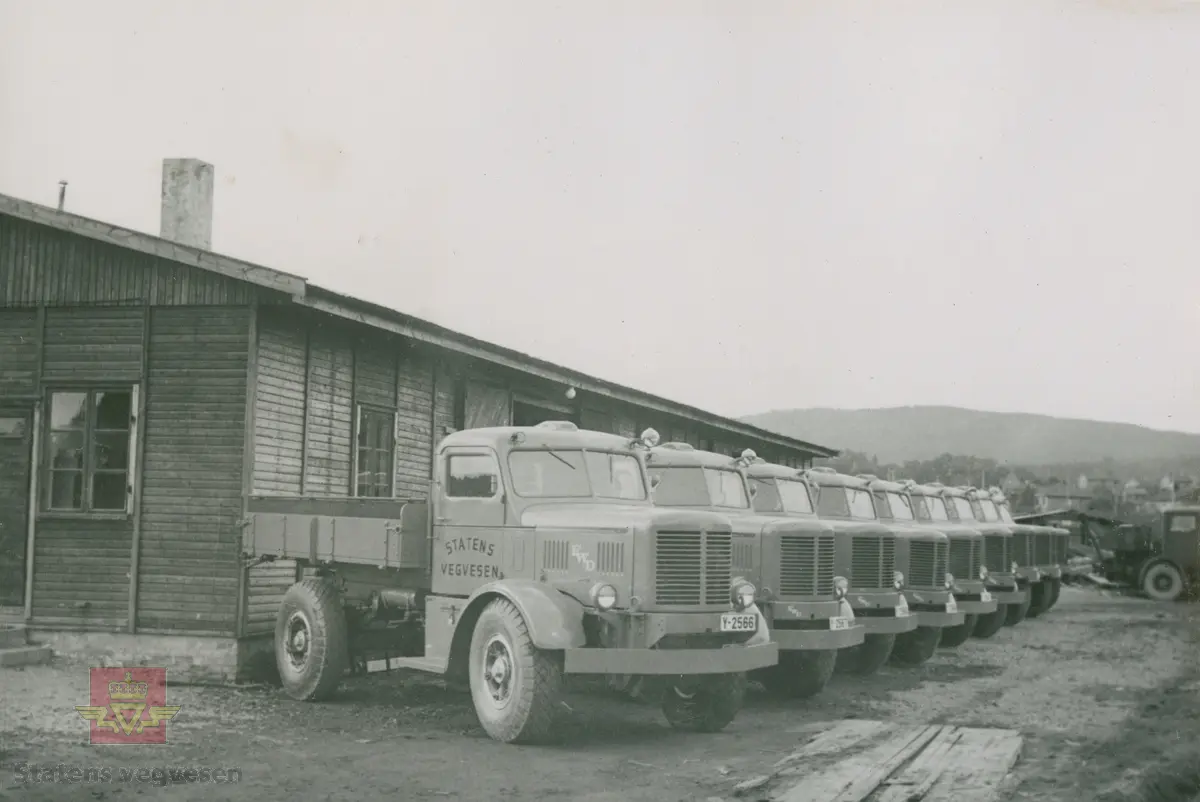 "Høsten 1946 mottok Colbjørnsen & Co A/S 24 stk. FWD modell SU og HR. På grunn av vanskelig skipsplass fra USA, var alle delt opp i rammer, aksler, hytter og tippanordning. Dette var noen av de få biler som ble importert til Norge det året. Planene ble bygget hos Automobilfabrikken." I følge merking i album. 

 "Et parti FWD modell SU ferdig for levering utenfor vårt meget kummerlige verksted  på Vollsløkka i Oslo 1946. Statens vegvesen var og ble den store kunden også etter annen verdenskrig. SU-modellen fra FWD var en glimrende brøytebil. I 1948 ble det for eksempel levert ni vogner til Statens vegvesen i Finnmark." 
Bildet viser "Biler klare for den lange veien mot Finnmark. Sjåførene fra Statens vegvesen i vårt nordligste fylke, møtte opp med skaller på føttene i Bjølsen-brakka. Slikt fottøy hadde man tidligere aldri sett på lastebilsjåfører. Ikke riktig kjøreutstyr, mente gutta på verkstedet." Sitat fra boka "Familiefirmaet-utenom allfarvei/2000 årsboken." Colbjørnsen & Co A/S.