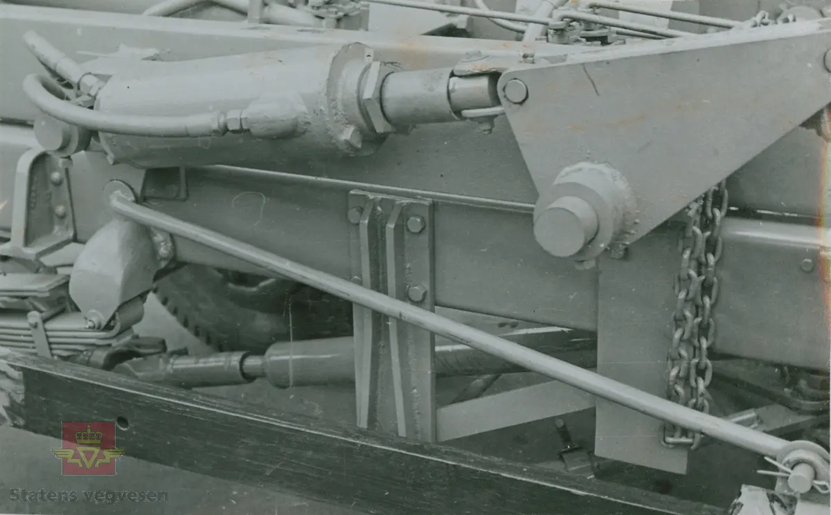 "Vest-Agder Fylkes Veivesens FWD lastebil modell HG utstyrt med Willett veiskraper. Levert 1939." I følge merking i album.
Kjennemerke K-1134.