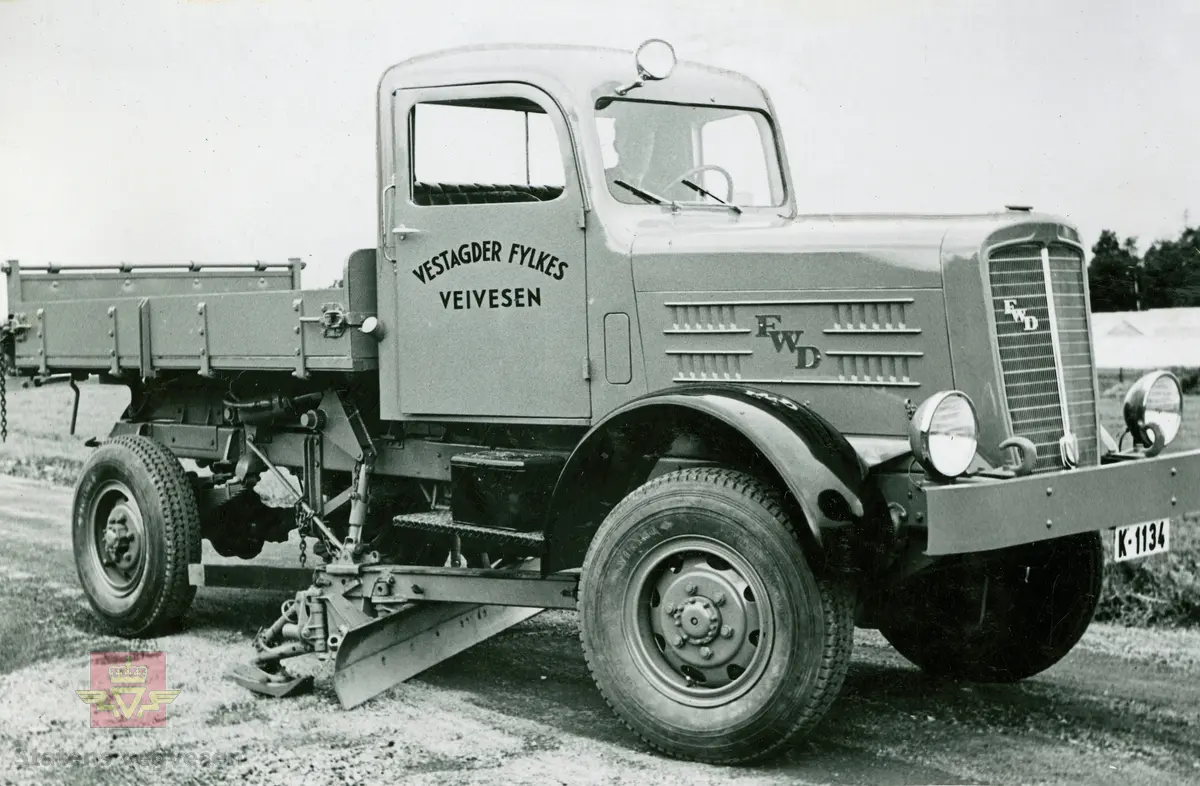 "Vest-Agder Fylkes Veivesens FWD lastebil modell HG utstyrt med Willett veiskraper. Levert 1939." I følge merking i album.
Kjennemerke K-1134.