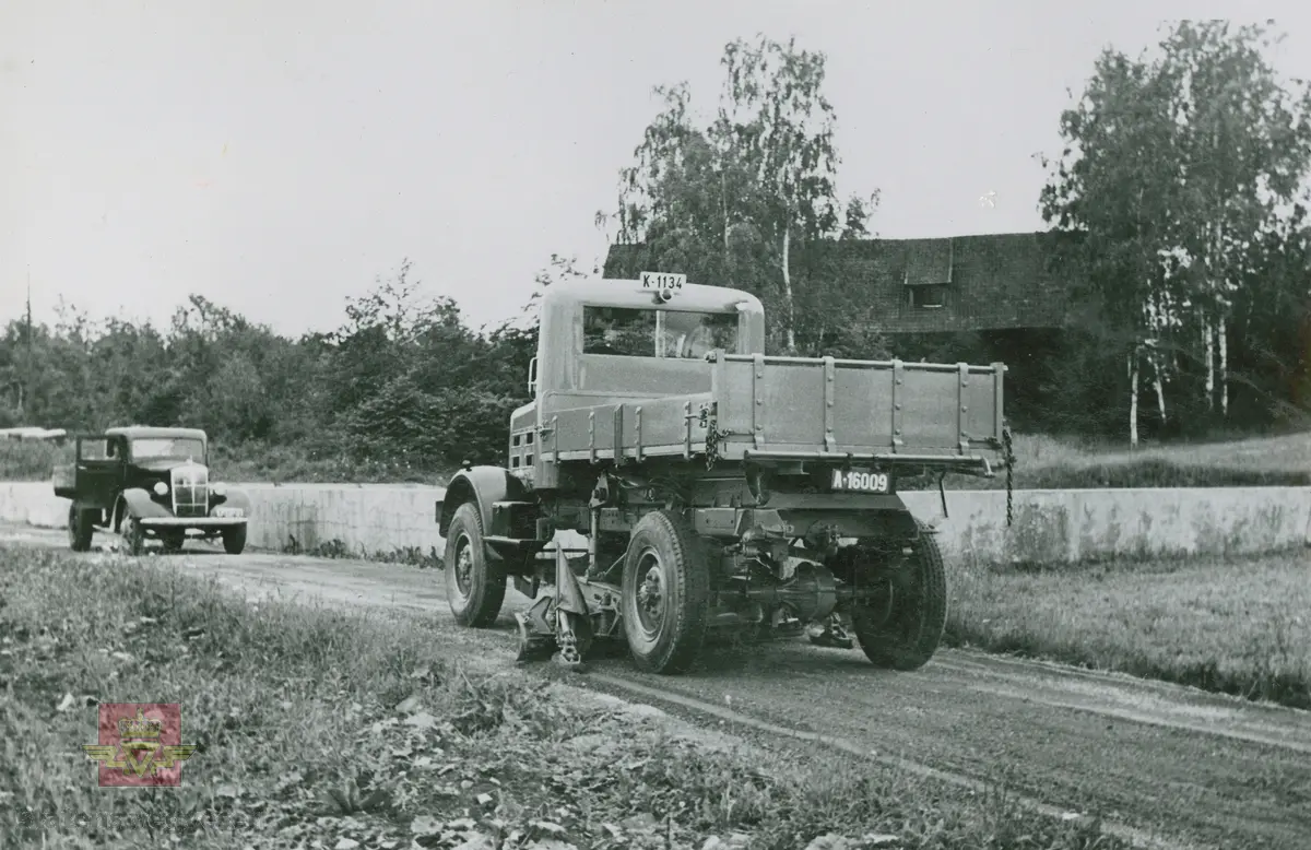 "Vest-Agder Fylkes Veivesens FWD lastebil modell HG utstyrt med Willett veiskraper. Levert 1939." I følge merking i album.
Kjennemerke K-1134.