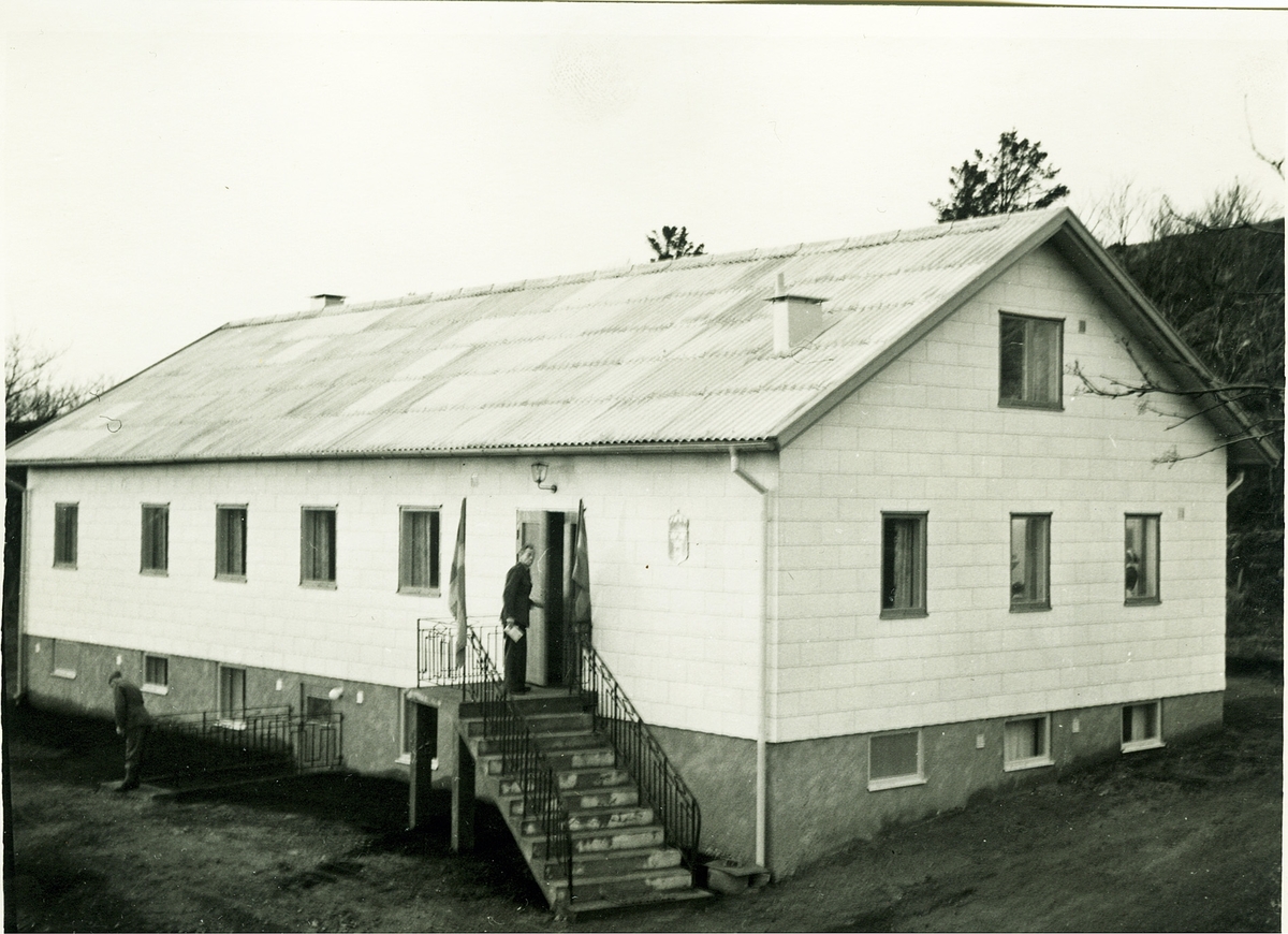 Invigning av Hemvärnsgården i Mölndal år 1953. Hemvärsgården exteriör. Två okända män.