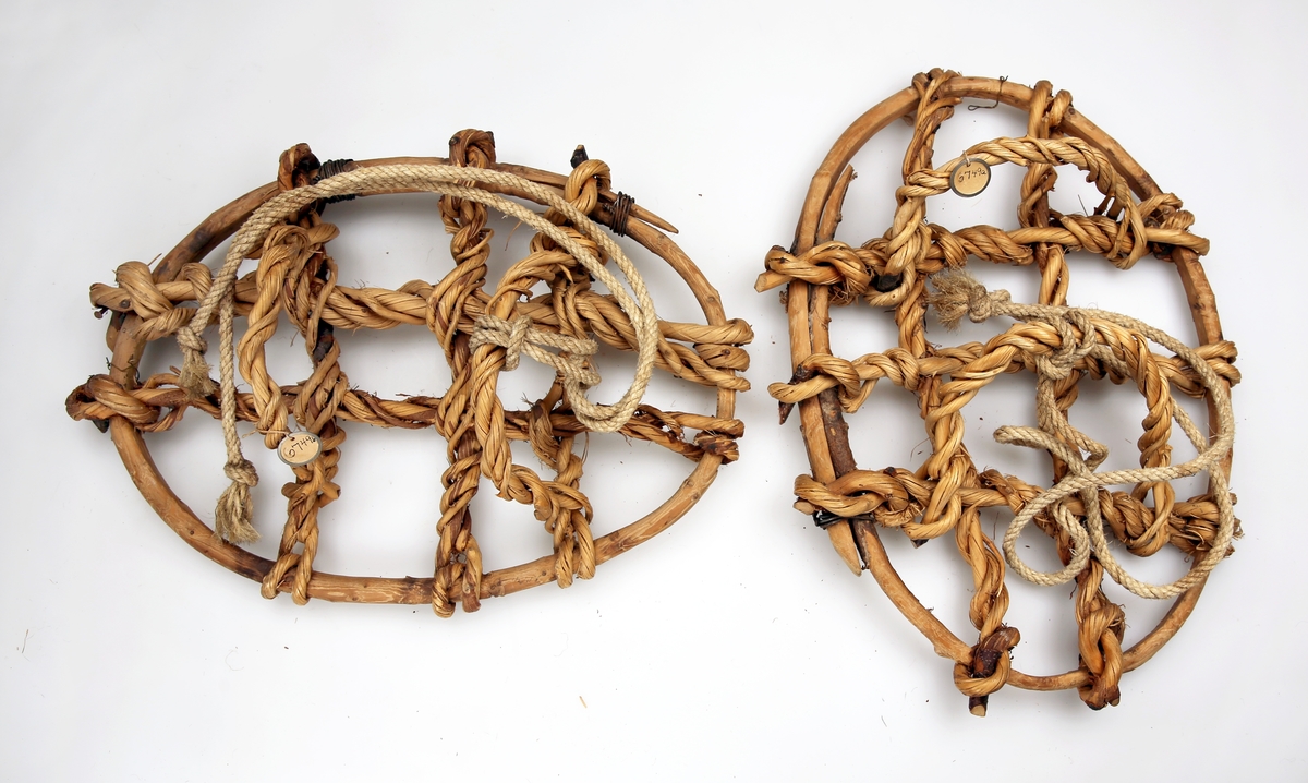 Et par truger med ramme bestående av barket kvist som er bøyd til en ovalform og surret med ståltråd. Bunn og fotbøyler er av tvunnete vidjeband. I tillegg en taustump, som er trolig til å bære trugene med eller holde trugeparet sammen ved oppbevaring.