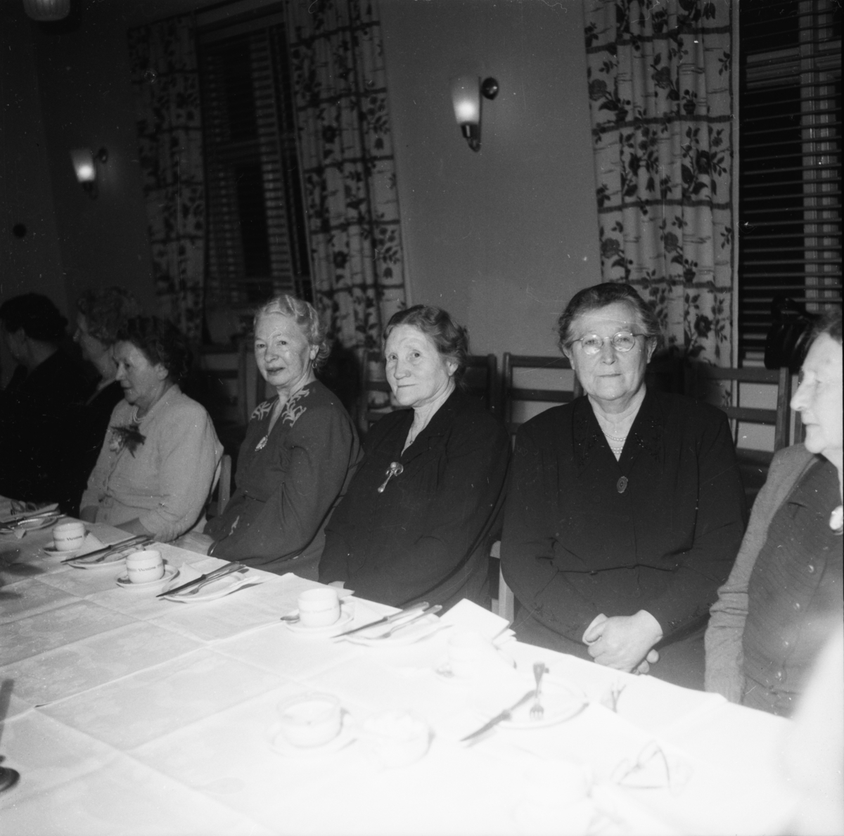 Vardens arkiv. "Kvinnfolk på Norøna. (50 år siden de gikk på skole)" 07.04.1954