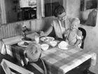 Svenska Postmannaförbundets semesterhem Norregård i
Falsterbo.  Foton aug 1953.  (Se reportage i tidningen PS nr
4-5/1953).  Måltid på semesterhemmet.