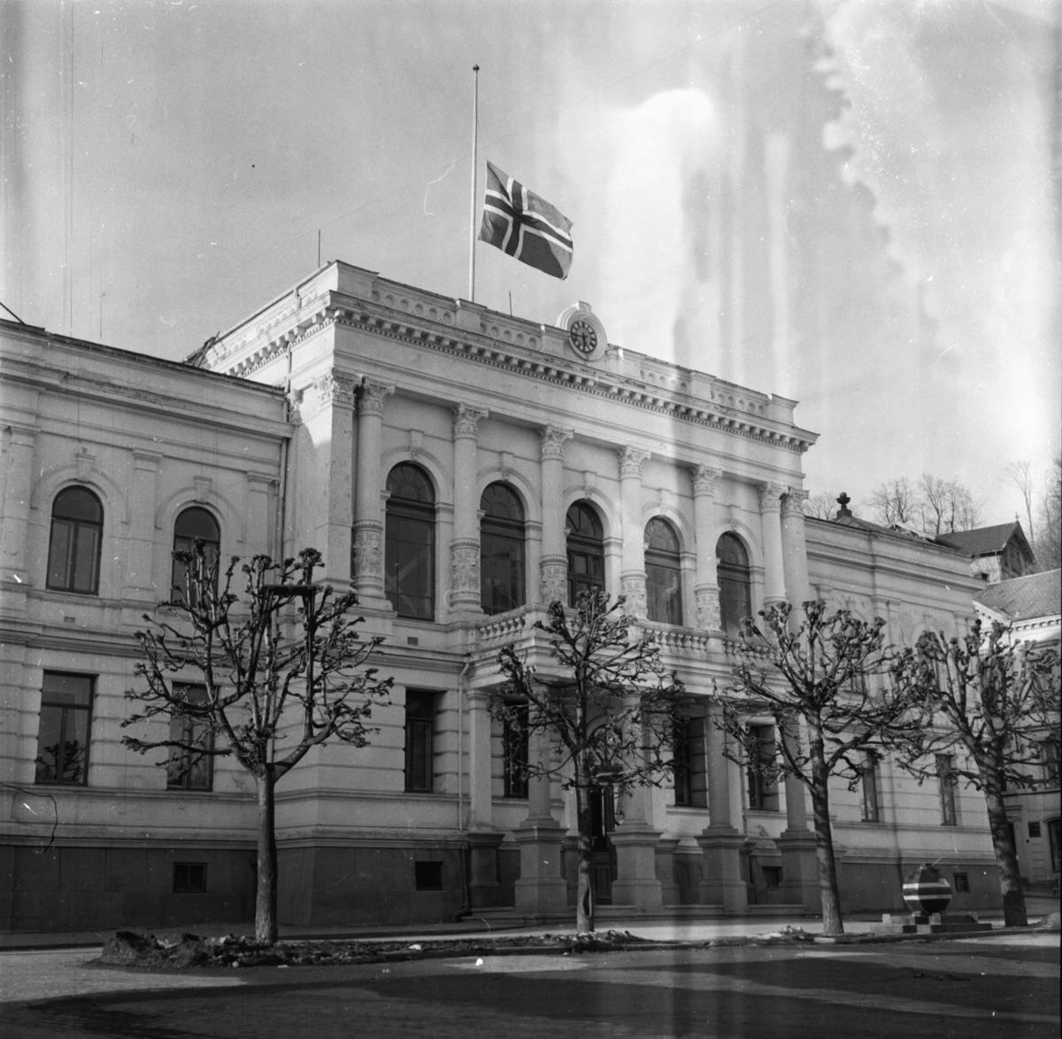 Vardens arkiv. "Flagg på halv stang. Kronprinsesse Märtha døde i dag" 05.04.1954
