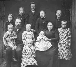 Familien Hoel, med lille Sigurd på pappas fang til venstre i bildet. Svart-hvitt foto.