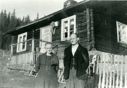 Berte og Martin Hesjadalen foran stua si på Brøtalie.