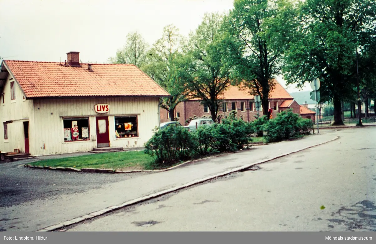 Knut "Dahlbjörks livs" med adress Trädgårdsgatan 5, Mölndal, 1970-tal. I bakgrunden ses även Kvarnbyskolan.

För mer information om bilden se under tilläggsinformation.