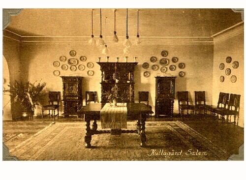 Tre stycken vykort med interiörbilder från Kullagård. Bild 1: från hallen, 2-3: från salen. Från början av 1900-talet.