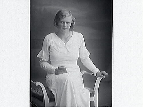 Birgit Berntsson Nålsa Ulvatorp, Veddige. Porträtt av Birgit sittande. Se även bildnr MR3_485.