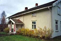 Sagstua skolemuseum og Sigurd Hoels hjem. Bildet av inngangen. Eksteriør. Hvitt hus.