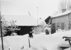 Tyra och Brita ute i snön, Östhammar, Uppland 1907