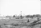 Uppländska ungdomsmötet på Sjötorget. I förgrunden Brita Edhlund med döttrarna Sara och Tyra, Östhammar, Uppland 1909