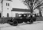 Nilssons begravningsbil vid Börstils kyrka, Uppland