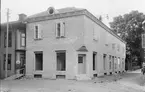 Järnhandlare Edvard Holmgrens nya hus i korsningen av Kyrkogatan och Drottninggatan under uppförande, Östhammar, Uppland sannolikt 1927