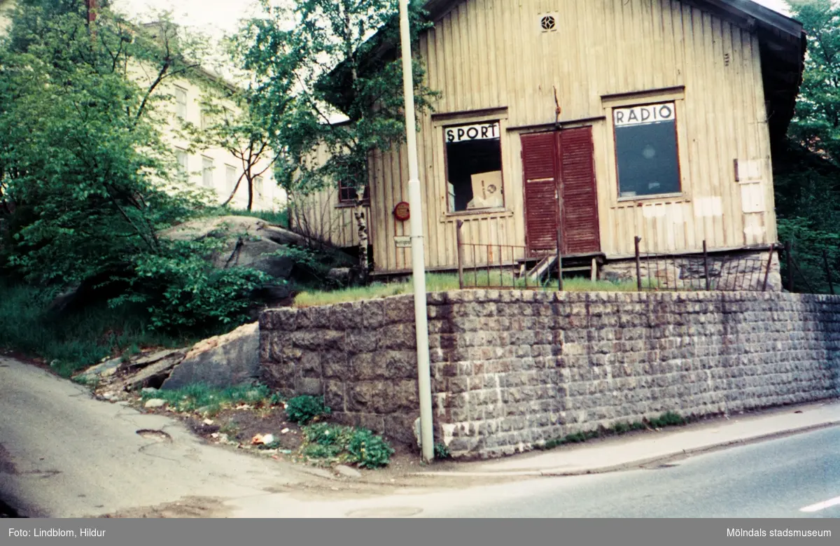 Kvarnbygatan 29, Mölndal gamla rådhus, rådstugan ("råsstu´n") i Mölndal, 1970-tal. Uppfört 1832, sedermera cykelaffär.

För mer information om bilden se under tilläggsinformation.