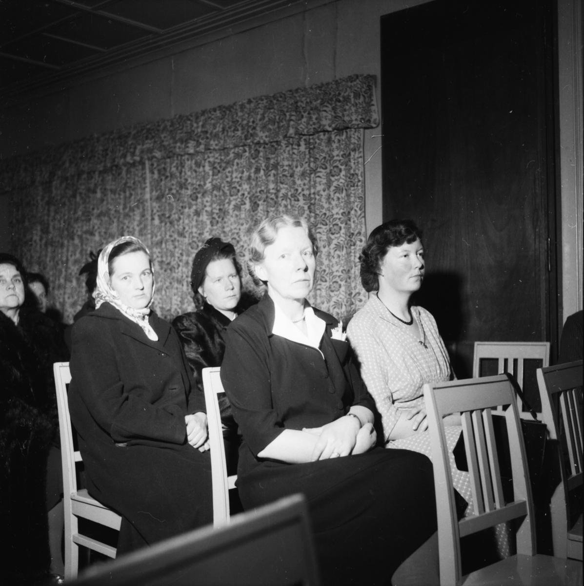 Vardens arkiv. "Dr. Hvidsten taler i Sanitetens hus"  30.03.1954