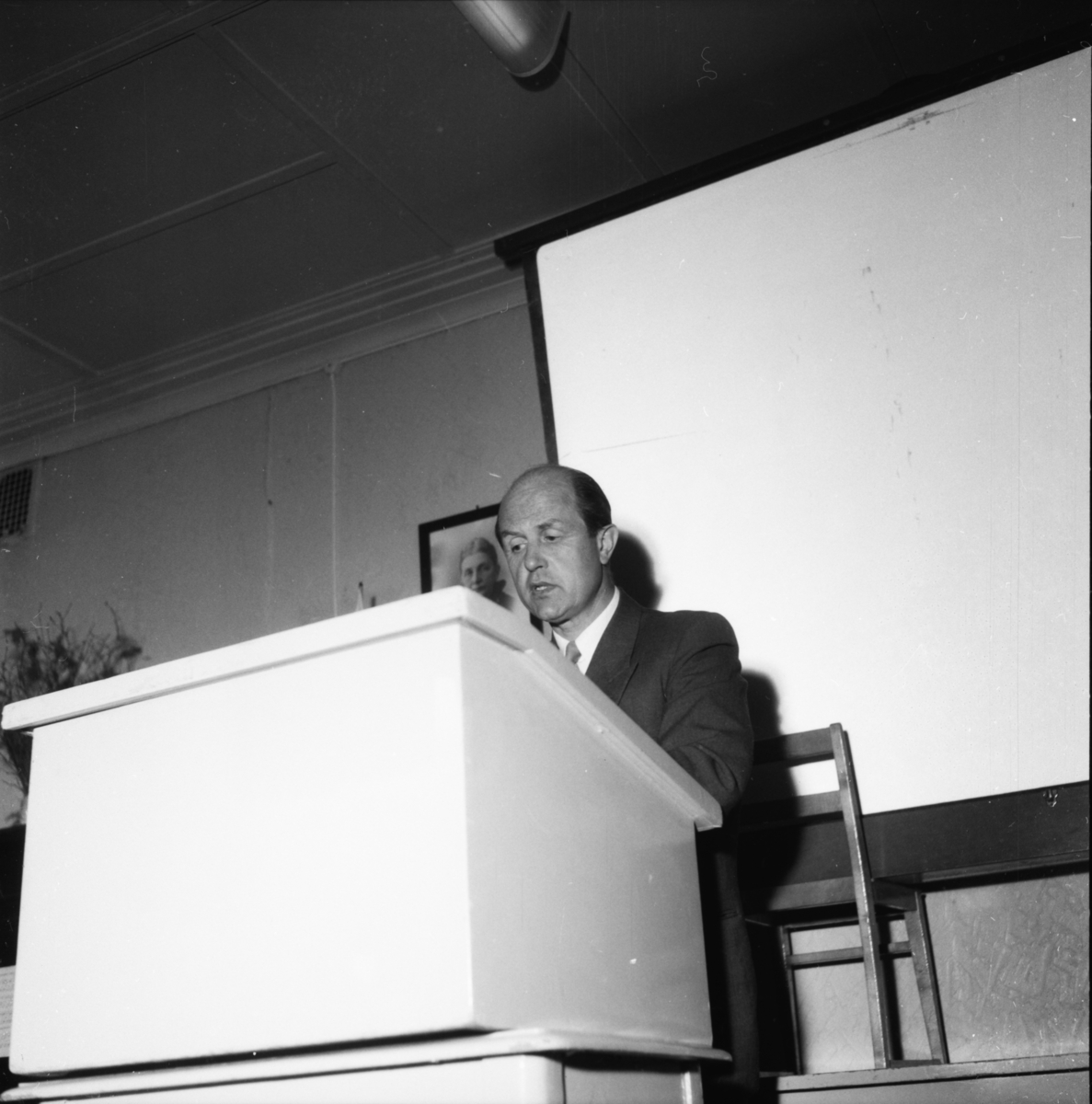 Vardens arkiv. "Dr. Hvidsten taler i Sanitetens hus"  30.03.1954
